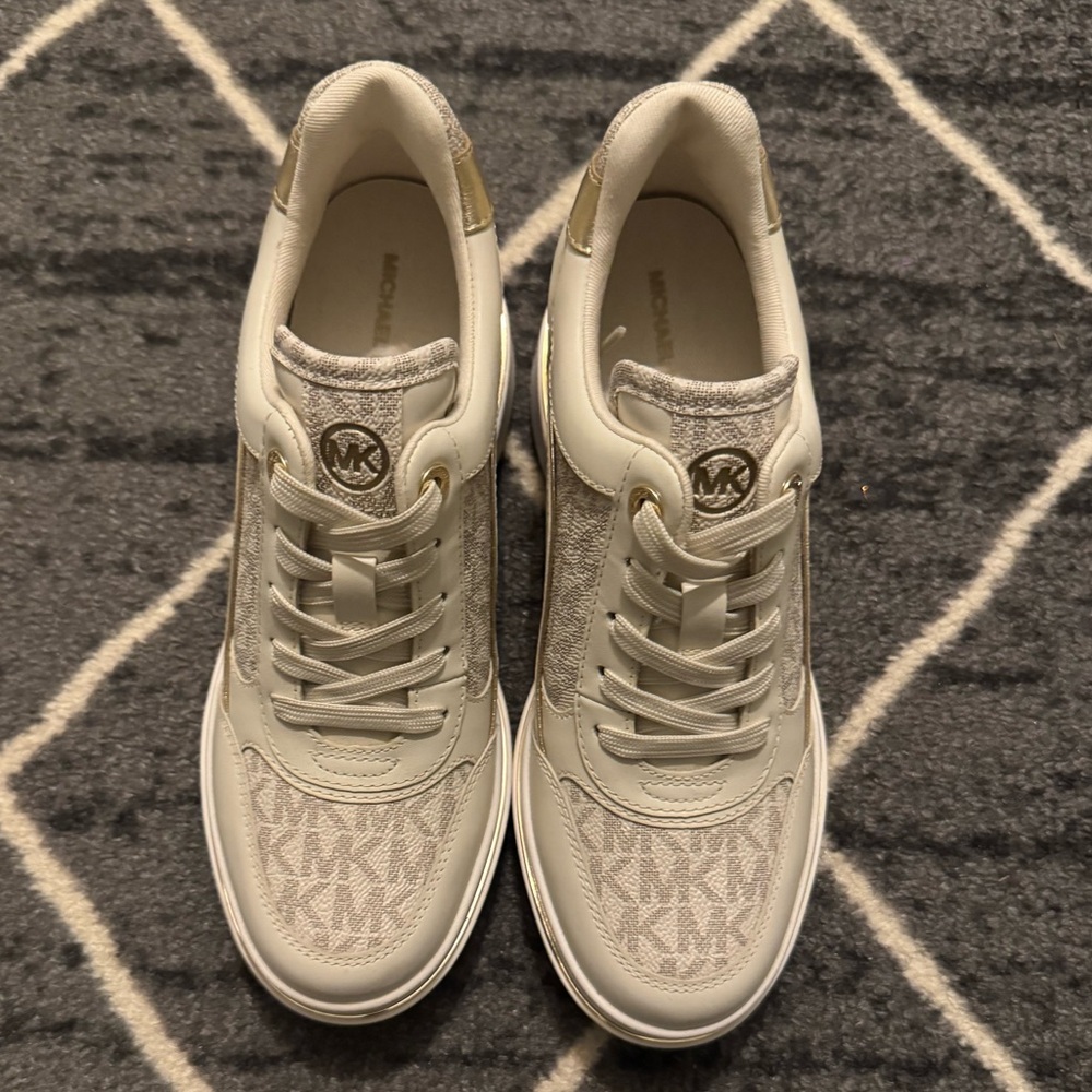 Michael Kors Emmy Wedge Trainer Sneakers vanilla signature w/gold accents size 6 - Picture 3 of 6